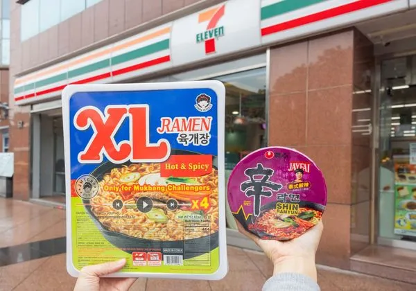 ▲▼7-11推出韓國「AJUMMA XL辣牛肉風味拉麵」4人份大拉麵、熱食優惠。（圖／業者提供）