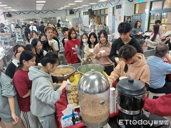 ▲勞工局20日前往中華醫事科技大學舉辦「境外生訪視關懷服務」，活動中勞工局團隊與該校越南籍境外生一起搓湯圓、吃湯圓，讓學生親身體驗台灣冬至傳統。（圖／記者林東良翻攝，下同）