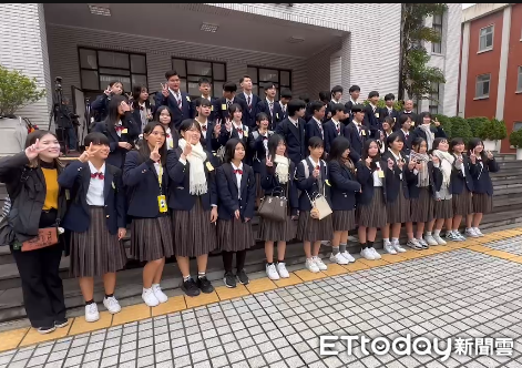 議場大門被民進黨深鎖！沖繩高中生參訪進不去　無奈站門口拍照 | ETtoday政治新聞 | ETtoday新聞雲