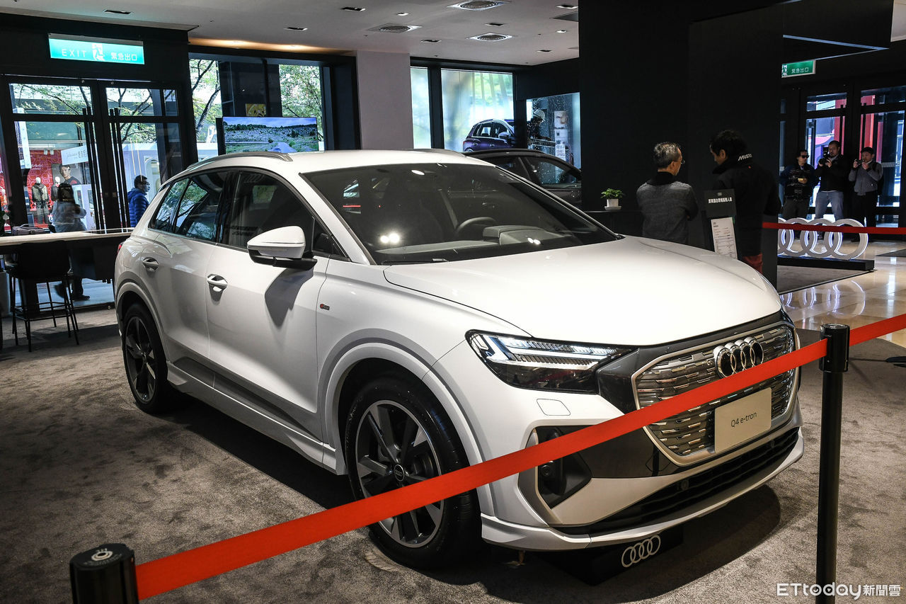 ▲全新改款Audi RS Q8現身台北新光三越，展到明年1月。（圖／記者徐煜展攝）