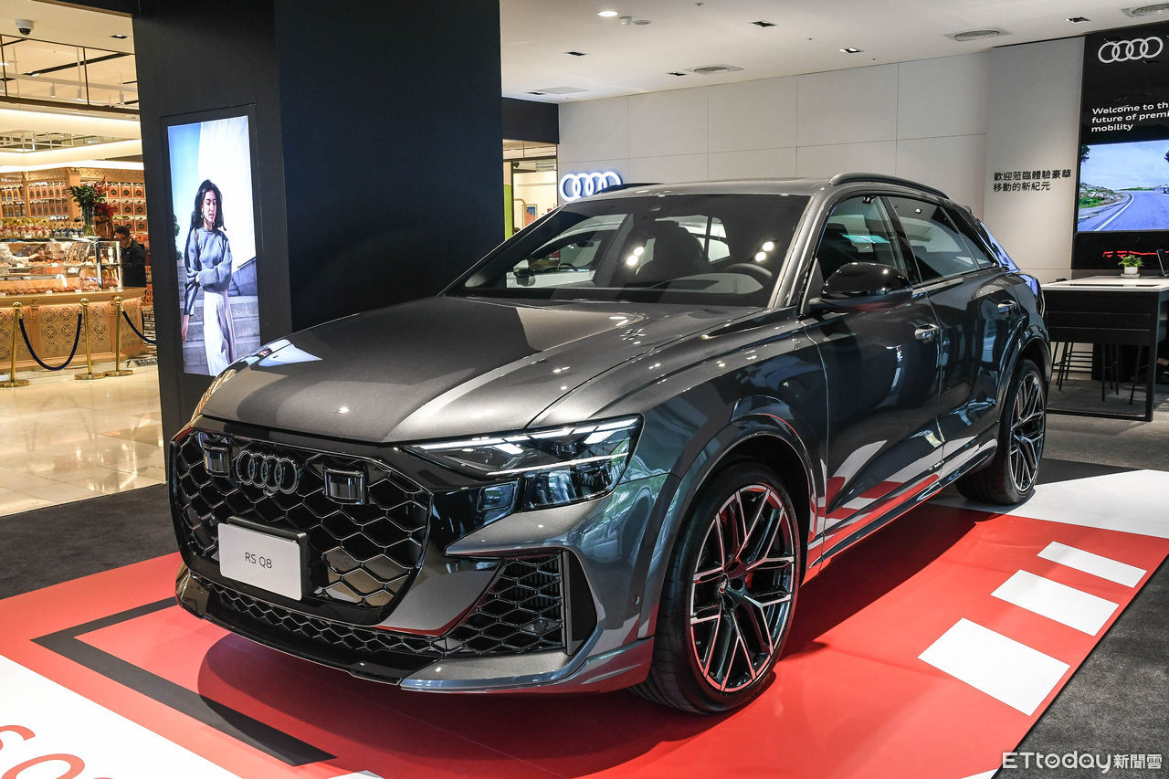 ▲全新改款Audi RS Q8現身台北新光三越，展到明年1月。（圖／記者徐煜展攝）