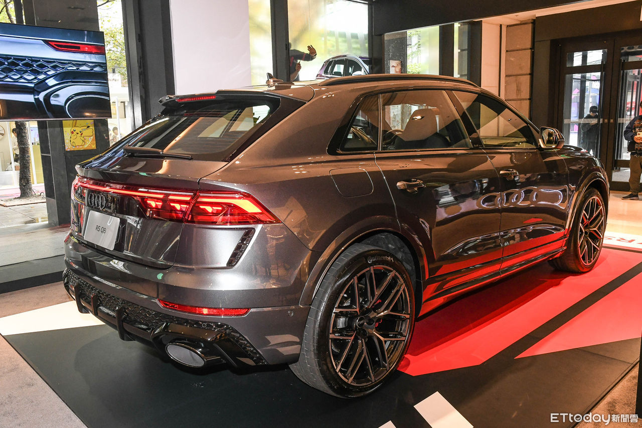 ▲全新改款Audi RS Q8現身台北新光三越，展到明年1月。（圖／記者徐煜展攝）