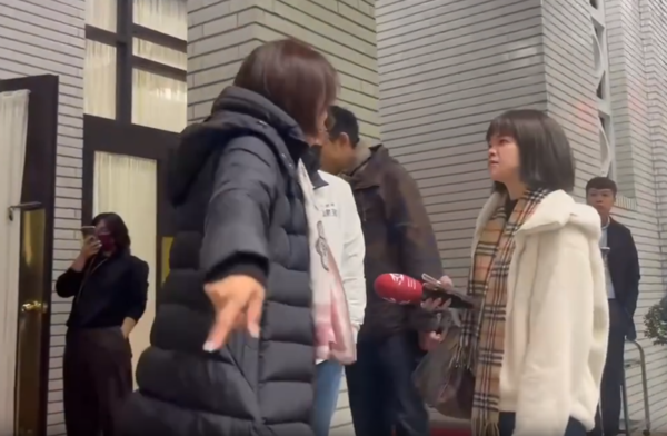 ▲▼三立女記者魏汶萱與綠委邱議瑩爆發口角。（圖／翻攝自Facebook／杜承哲醫生）