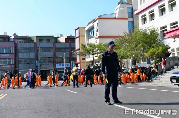 ▲▼   【星海幼童聖誕踩街報佳音 布袋警熱情迎接感溫馨】   。（圖／布袋分局提供）