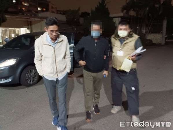 ▲▼肉商蔣志峯（打馬賽克者，請匿名）捲公款逃亡不繳清公司欠稅，行政執行署新北分署追查8年拘提到案，聲請法院管收獲准。（圖／行政執行署新北分署提供）