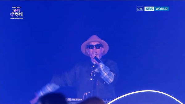 ▲具俊曄以「DJ KOO」身份登上KBS歌謠大祝祭。（圖／翻攝自KBS）