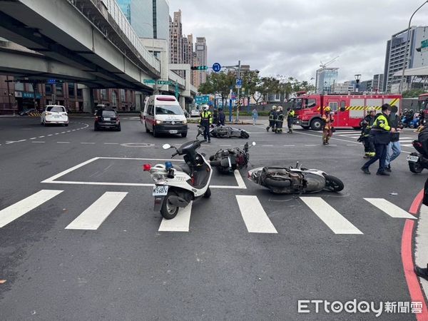 ▲▼新北市新莊區車禍，1輛賓士不明原因衝撞多輛停等紅燈的機車             。（圖／記者陸運陞翻攝）