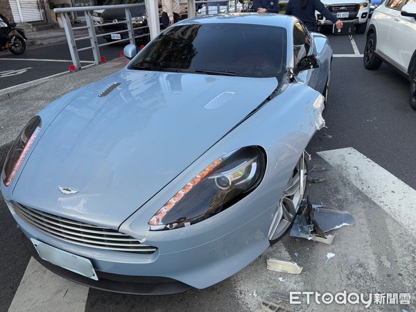 ▲混凝土車撞上Aston Martin Virage          。（圖／記者吳奕靖翻攝）