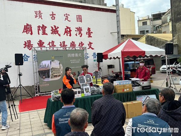 ▲台灣府城隍廟捐贈南消防護裝備及住宅用火災警報器，強化救災安全及住宅防火保命利器。（圖／記者林東良翻攝，下同）