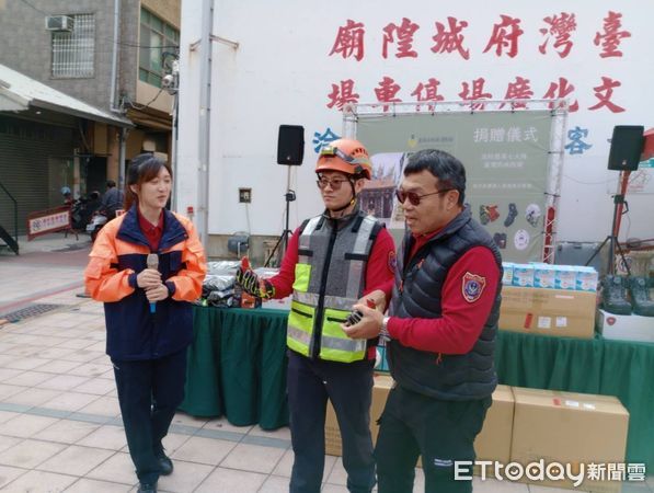 ▲台灣府城隍廟捐贈南消防護裝備及住宅用火災警報器，強化救災安全及住宅防火保命利器。（圖／記者林東良翻攝，下同）