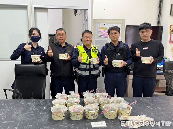 ▲內埔警分局長郭澤隆偕同內埔警友會利駿宏團長準備羊肉爐及客家鹹湯圓與員警分享             。（圖／記者陳崑福翻攝）