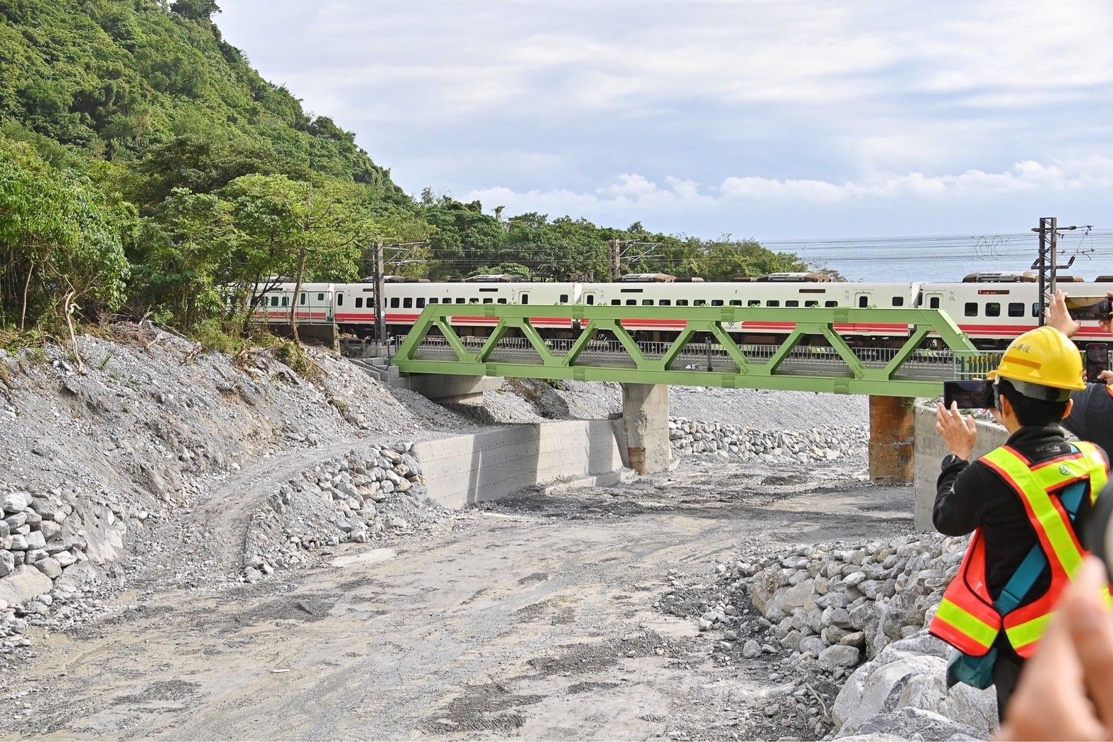 ▲▼行政院長卓榮泰今（21日）視察「台鐵西小清水溪橋緊急復原工程」。（圖／行政院提供）