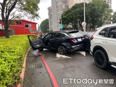 新北男誤打倒車檔「向後暴衝」　害6車撞成巨形蜈蚣...畫面曝