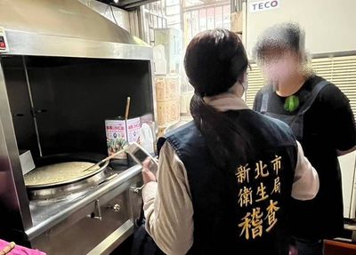 三重知名鴨肉羹店遭爆「冷凍包有小蟑螂」　衛生局稽查揪缺失