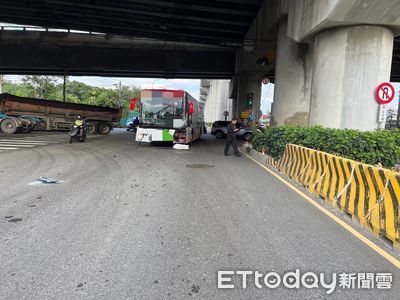 不是公車的錯！轎車違規左轉　中鹿客運煞不及攔腰撞上畫面曝