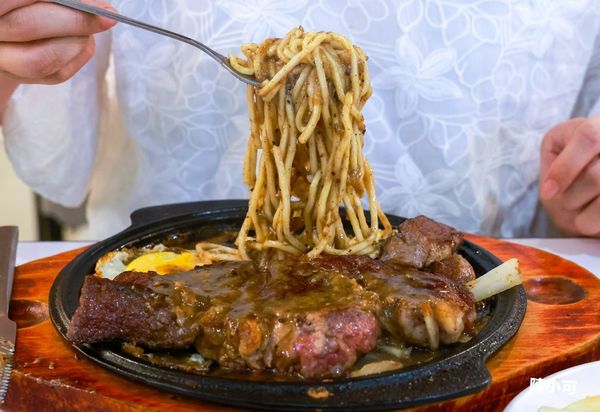 ▲▼三重心康佳牛排小火鍋，自助吧小菜飲料無限吃到飽。（圖／陳小可提供）