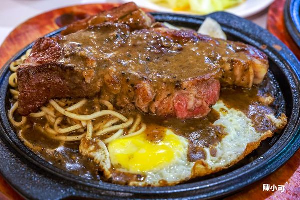 ▲▼三重心康佳牛排小火鍋，自助吧小菜飲料無限吃到飽。（圖／陳小可提供）