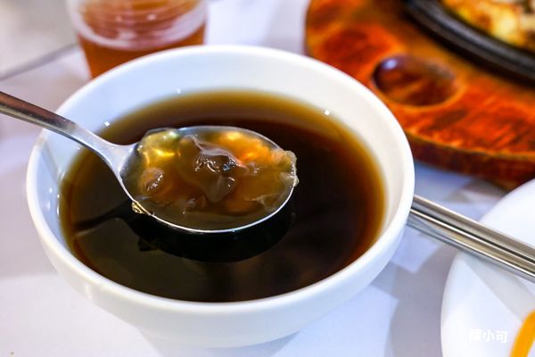 ▲▼三重心康佳牛排小火鍋，自助吧小菜飲料無限吃到飽。（圖／陳小可提供）