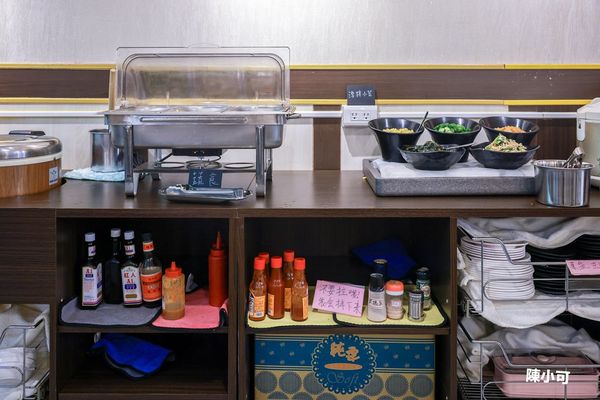 ▲▼三重心康佳牛排小火鍋，自助吧小菜飲料無限吃到飽。（圖／陳小可提供）