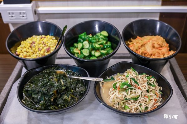 ▲▼三重心康佳牛排小火鍋，自助吧小菜飲料無限吃到飽。（圖／陳小可提供）