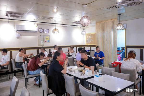 ▲▼三重心康佳牛排小火鍋，自助吧小菜飲料無限吃到飽。（圖／陳小可提供）