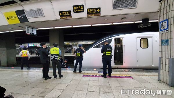 ▲▼ 台北車站落軌            。（圖／記者黃彥傑攝）