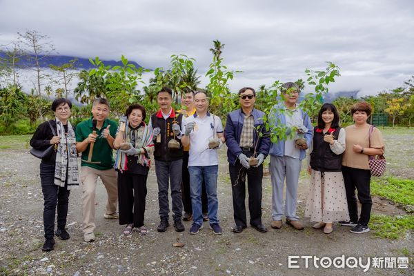 ▲▼零碳遊遊全程包括高爾夫球球敘，植樹活動，並將騎乘電輔自行車徜徉七星潭享受蔚藍美景。（圖／花蓮縣政府提供，下同）