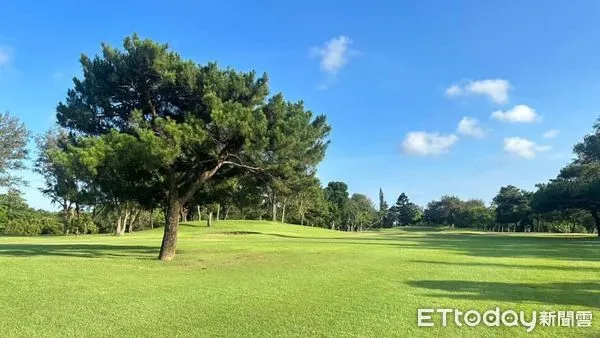 ▲▼零碳遊遊全程包括高爾夫球球敘，植樹活動，並將騎乘電輔自行車徜徉七星潭享受蔚藍美景。（圖／花蓮縣政府提供，下同）