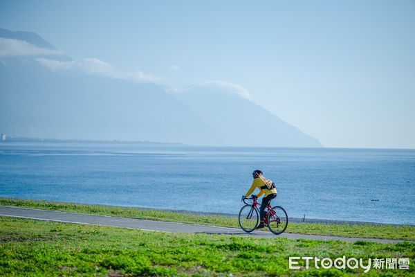 ▲▼零碳遊遊全程包括高爾夫球球敘，植樹活動，並將騎乘電輔自行車徜徉七星潭享受蔚藍美景。（圖／花蓮縣政府提供，下同）