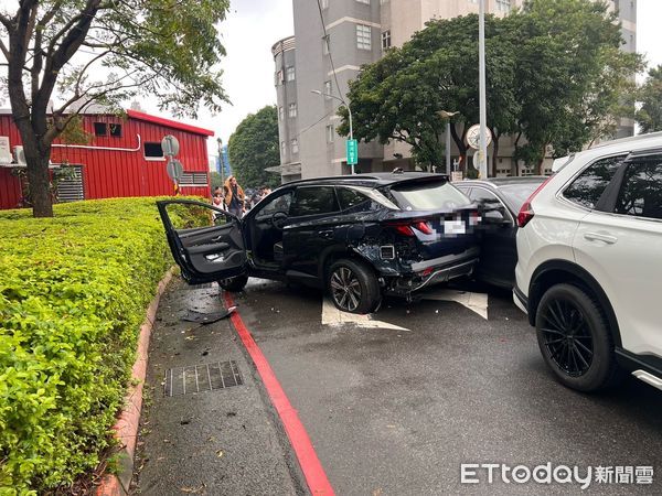 ▲林男疑似誤打入倒車檔，起步向後猛衝波及5輛汽車。（圖／記者陸運陞攝）