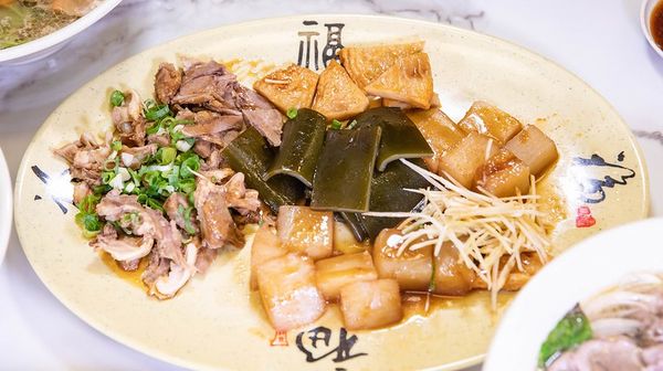 ▲▼新竹城煌廟美食，九添福牛肉麵館，2023台北牛肉麵節紅燒組銅牌獎，紅燒牛腩拉麵肉多湯鮮。（圖／小虎提供）