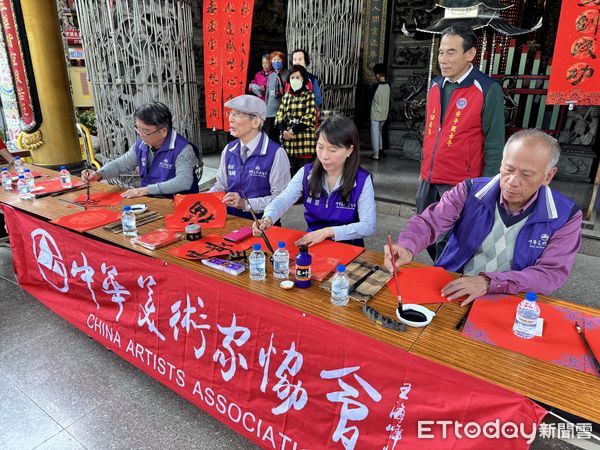 ▲台南安平觀光大廟「安平觀音亭」舉辦「乙巳年金蛇行大運」揮毫贈春聯活動，主委顏東賢邀請中華美術家協會會長王海峰大師等多位大師，現場揮毫與來廟參拜的十方信眾結緣。（圖／記者林東良攝，下同）