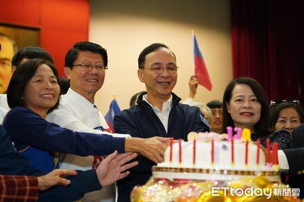 ▲中國國民黨台南市黨部21日上午於南區勞工育樂中心，舉辦建黨130年黨慶，表揚績優義務幹部與資深晉齡黨員代表，主席朱立倫特別南下出席。（圖／記者林東良翻攝，下同）