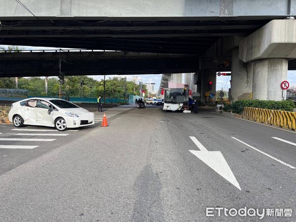 ▲▼不是公車的錯！台中轎車違規左轉...中鹿客運煞不及攔腰撞上畫面曝。（圖／民眾提供）