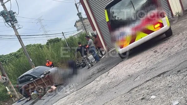 ▲一部汽車撞到機車，機車後頭附掛拖車，騎士傷勢不明送醫             。（圖／記者吳奕靖翻攝）