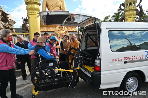 ▲台東大佛寺與新北市三峽普賢寺聯合捐贈一輛復康巴士贈台東仁愛之家。（圖／記者楊漢聲翻攝）