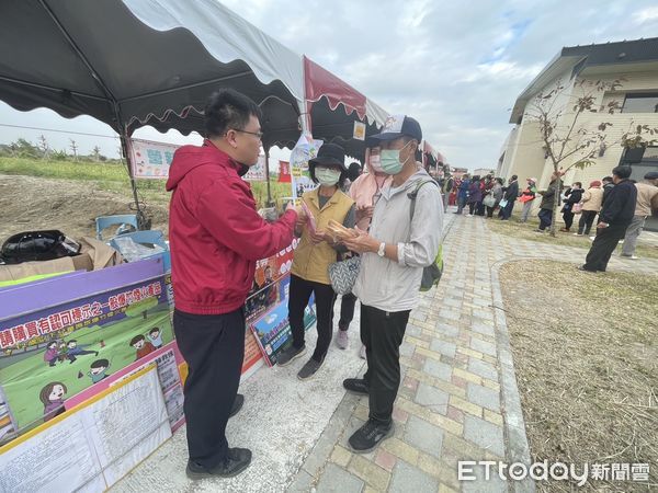 ▲台南市消防局第一大隊東山消防分隊21日下午，在2024東山幸福暖冬聖誕趣味大Fun送，設攤與民眾分享防火防災的訊息。（圖／記者林東良翻攝，下同）