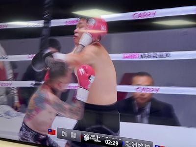 快訊／《拳上》開場狂暴互扁　6回合打滿⋯蹦闆扛「統神狠拳」贏了