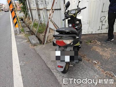 高雄救護車鳴笛出勤　女騎士路口沒注意撞上倒地！擦挫傷送醫