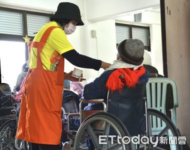 上月點「歌聲戀情」...療養院阿公走了　薩克斯風雙人組落淚演奏