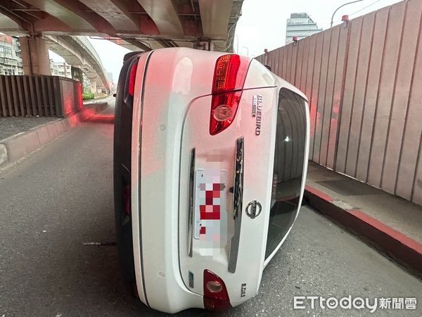 ▲▼     計程車撞分隔島        。（圖／記者張君豪翻攝）