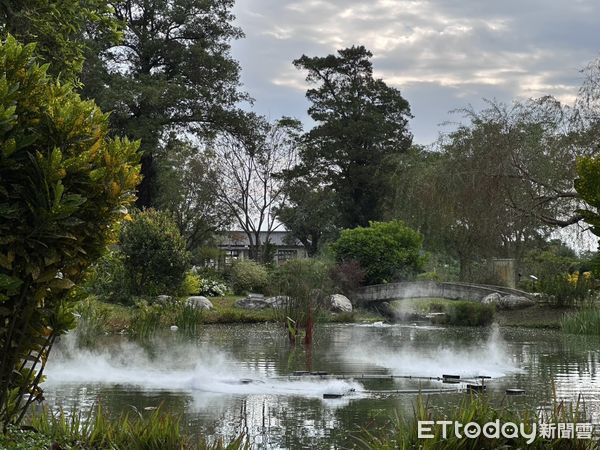 ▲台南山上花園水道博物館，利用百年煙囪基座，搭配馴鹿藝術裝置，還有聖誕老人，巧妙融合三個聖誕節元素，打造獨一無二的耶誕氛圍，搭配已進駐的巷仔Niau，再度引起話題。（圖／記者林東良翻攝，下同）