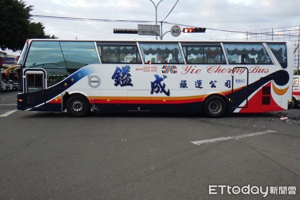 ▲台中男開阿法運兵車犯「3大錯」！猛力撞上遊覽車...自己受傷還被捕。（圖／記者許權毅翻攝）