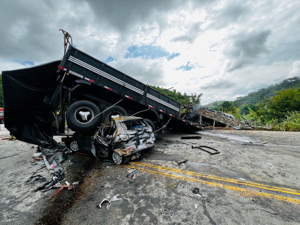 ▲▼巴西一輛卡車與巴士相撞後，壓扁了另一輛轎車，造成38死13傷。（圖／路透）