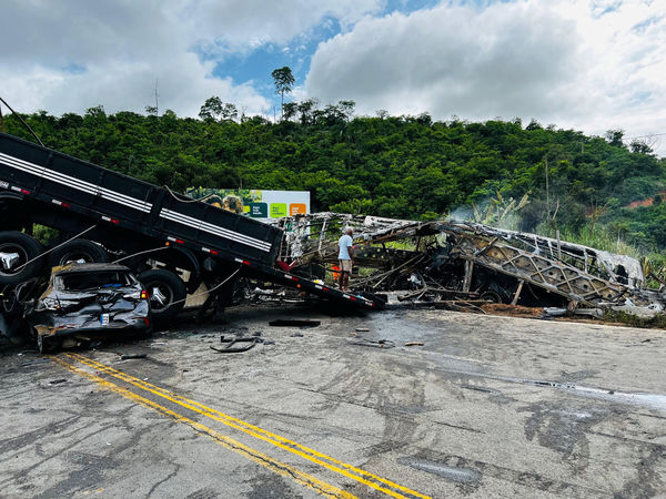 ▲▼巴西一輛卡車與巴士相撞後，壓扁了另一輛轎車，造成38死13傷。（圖／路透）