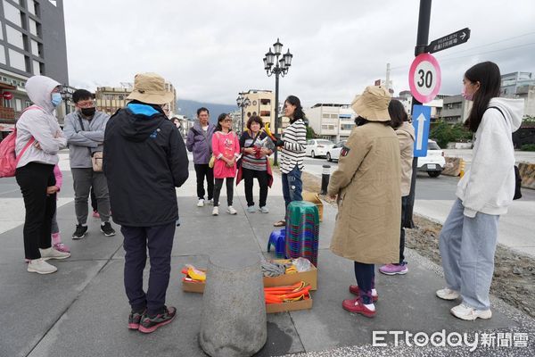 ▲▼12 ／19至12 ／21共分5梯次於花蓮日出大道種植5千顆風雨蘭種球。（圖／花蓮縣政府提供，下同）