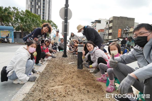 ▲▼12 ／19至12 ／21共分5梯次於花蓮日出大道種植5千顆風雨蘭種球。（圖／花蓮縣政府提供，下同）