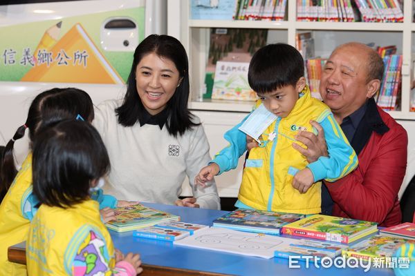 ▲宏致電子慨捐行動圖書車，嘉惠原鄉學子。（圖／南投縣政府提供）