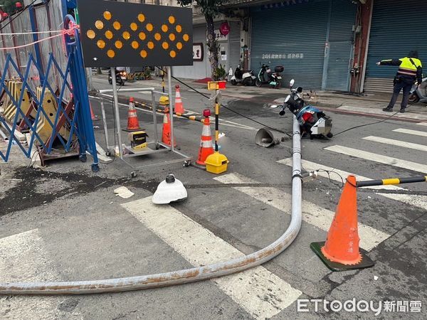 ▲樹林路燈桿突然傾斜倒塌，陳婦騎車閃避不及直接撞上。（圖／記者陸運陞翻攝）