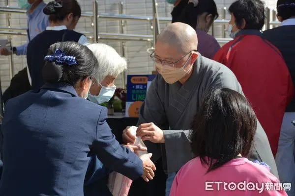 ▲台東縱谷地區參與民眾踴躍領福慧紅包。（圖／記者楊漢聲翻攝）